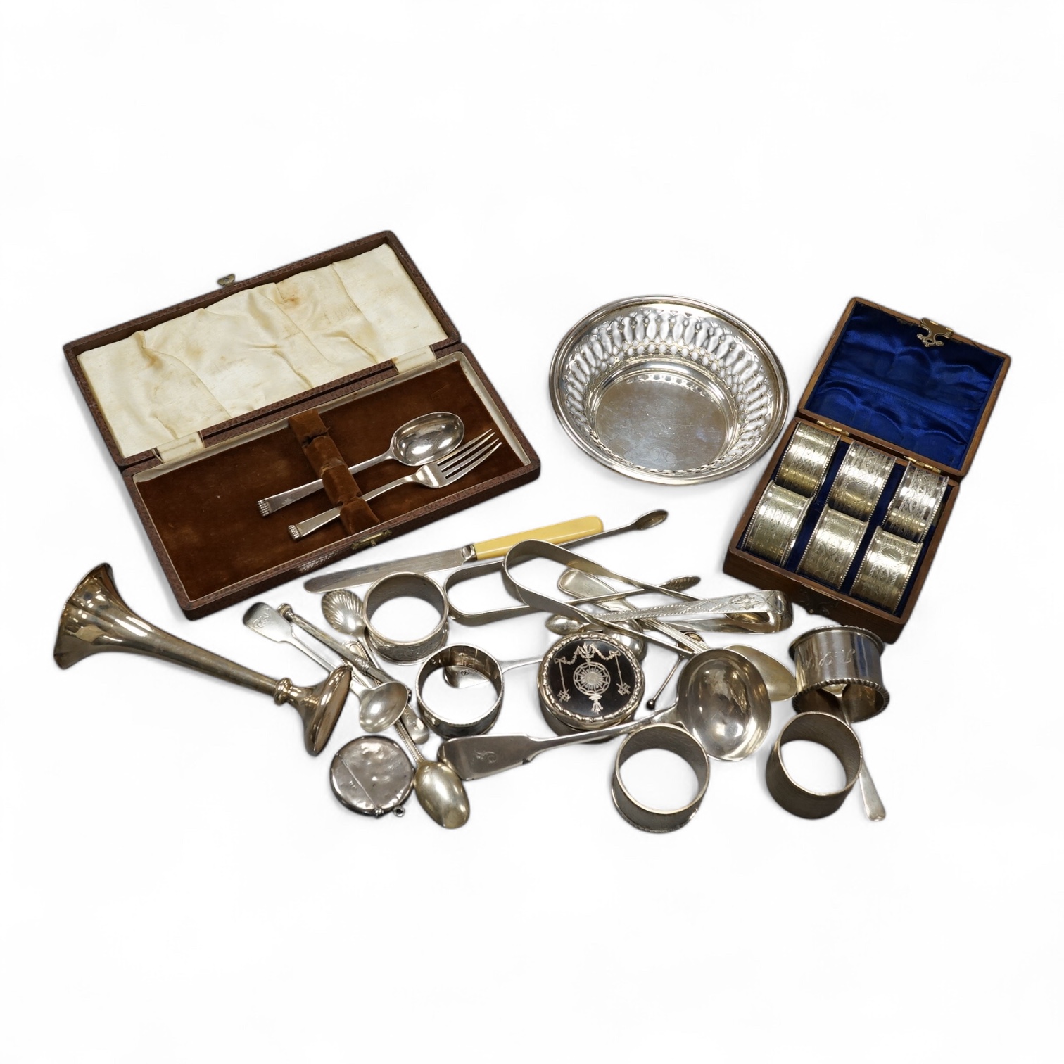 A small quantity of sundry silver including an Edwardian silver and tortoiseshell pique circular trinket box by William Comyns, London, 1906, diameter 54mm, five assorted napkin rings, a George V pieced bowl, a mounted t